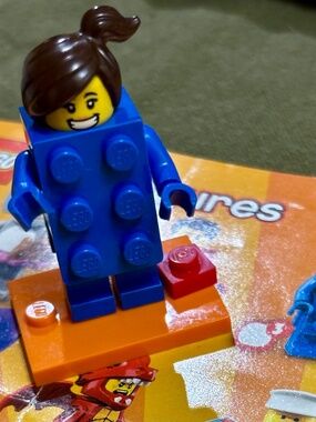 Lego Minifigure Series 18 40 Years Limited Edition "Brick Suit Girl" col18-3